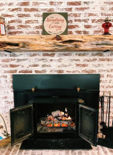 Gingercake Mtn Cottage At Linville Gorge - Wood Burning Fireplace in Linville Falls, USA