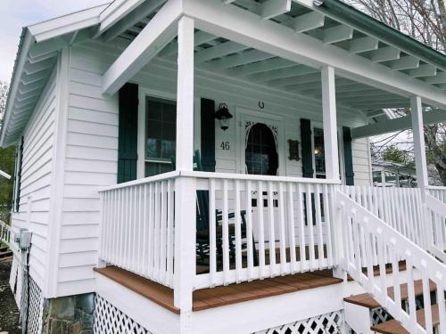 Linville River Cottage - Steps Away From The Banks in Newland, USA