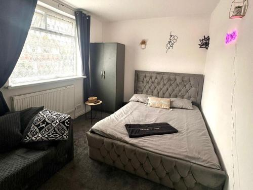 HouseSleeps5-Garden-Parking-PetsOK-Near Locks in Trident