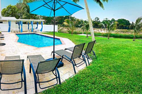 NEW Waterfront Tropic Oasis - Heated Pool, Canal, Dock, Air Hockey in Boynton Beach, USA