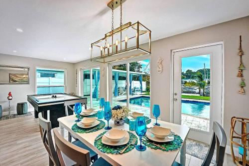 NEW Waterfront Tropic Oasis - Heated Pool, Canal, Dock, Air Hockey in Boynton Beach, USA