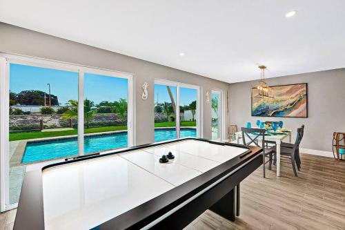 NEW Waterfront Tropic Oasis - Heated Pool, Canal, Dock, Air Hockey in Boynton Beach, USA
