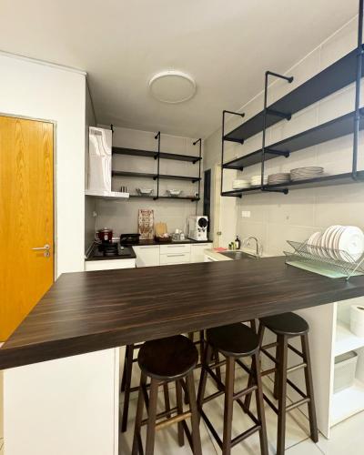 Cucina, The Borneo Suite, 5 mins to Airport, 6-10 Guests , 2 FREE CAR PARKS in Lintas Jaya