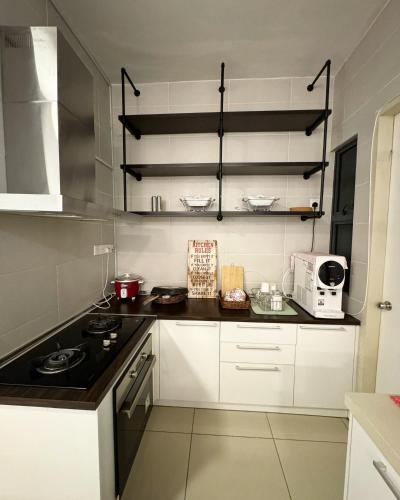 Cucina, The Borneo Suite, 5 mins to Airport, 6-10 Guests , 2 FREE CAR PARKS in Lintas Jaya