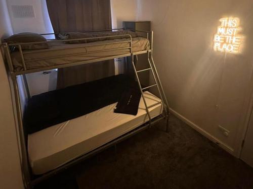 HouseSleeps5-Garden-Parking-PetsOK-Near Locks in Trident