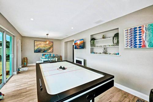 NEW Waterfront Tropic Oasis - Heated Pool, Canal, Dock, Air Hockey in Boynton Beach, USA