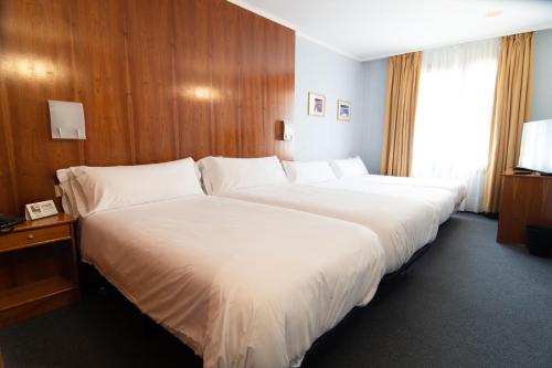 Room, family, private bathroom, 4 beds