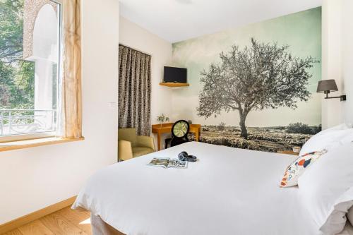 1 queen bed, 2 sofa beds