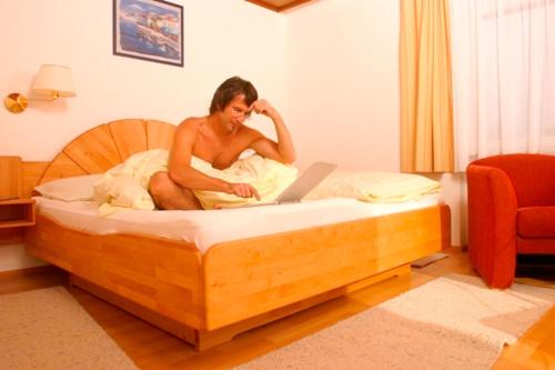 1 queen bed, 1 sofa bed