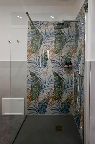 Studio with Spa Bath image 10