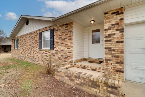 Henderson Home with Patio 1 Mi to Norfork Lake in Gamaliel, USA