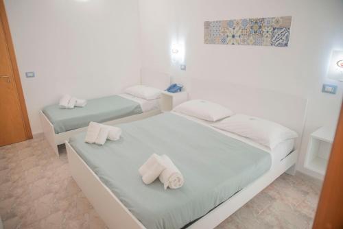 1 queen bed, 1 twin bed