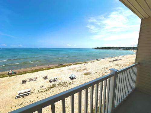 Mackinaw Beach and Bay Inn & Suites - image 2
