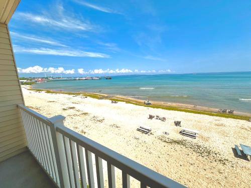 View, Mackinaw Beach and Bay Inn & Suites in Mackinaw City (MI)