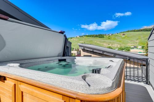 Luxe Silverthorne Home with Rooftop View and Hot Tub! in Silverthorne, USA