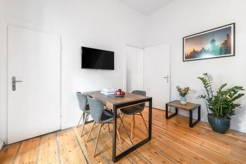 Stralauer Allee 1 bed room up to 2 people Friedrichshain - main image