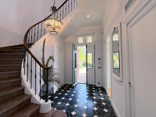 Entrance, Villa Les Beaux Jours - Vue mer - Piscine - Jardin - Centre ville in Saint-Raphael