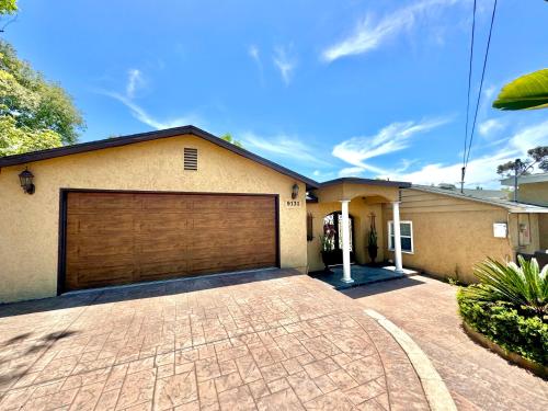Family Retreat - basketball court & game room in La Mesa, USA
