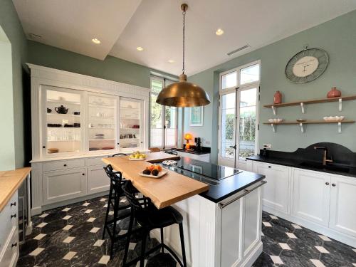 Kitchen, Villa Les Beaux Jours - Vue mer - Piscine - Jardin - Centre ville in Saint-Raphael
