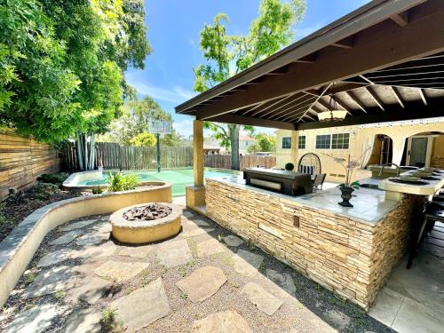 Family Retreat - basketball court & game room in La Mesa, USA
