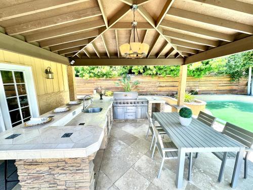 Family Retreat - basketball court & game room in La Mesa, USA