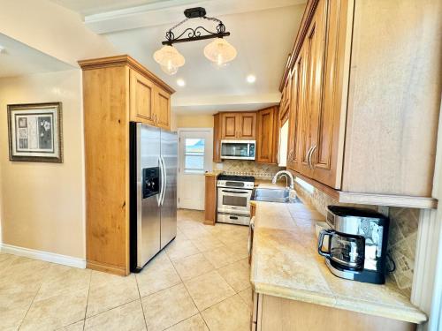 Family Retreat - basketball court & game room in La Mesa, USA