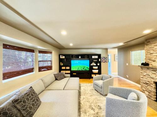 Family Retreat - basketball court & game room in La Mesa, USA
