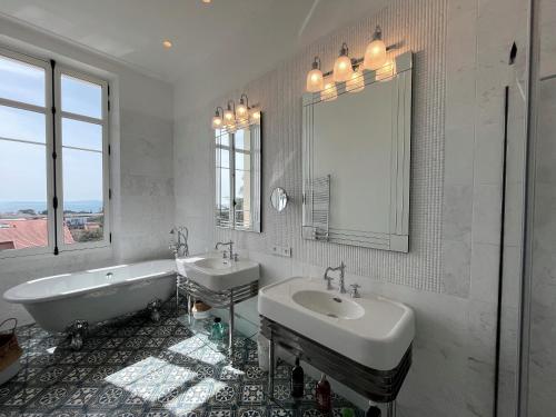 Bathroom, Villa Les Beaux Jours - Vue mer - Piscine - Jardin - Centre ville in Saint-Raphael