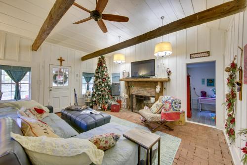 Historic Marshall Log Cabin Less Than 1 Mi to Dtwn! in Marshall, USA