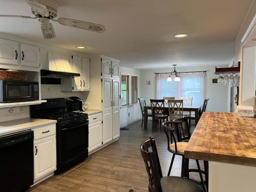 A charm Cape house centrally located close to everything that Cape code offers in เวสต์ ยาร์เมาท์ (MA)