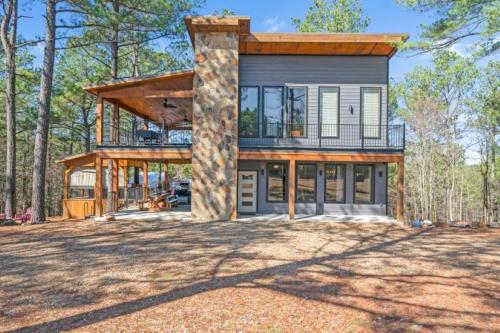 Smokin Buck, Hot Tub, Large Decks, Modern in Broken Bow, USA