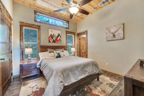 Smokin Buck, Hot Tub, Large Decks, Modern in Broken Bow, USA