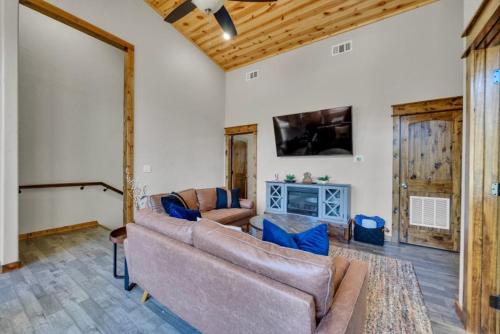 Smokin Buck, Hot Tub, Large Decks, Modern in Broken Bow, USA