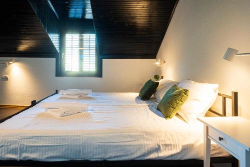 1 king bed, 1 sofa bed