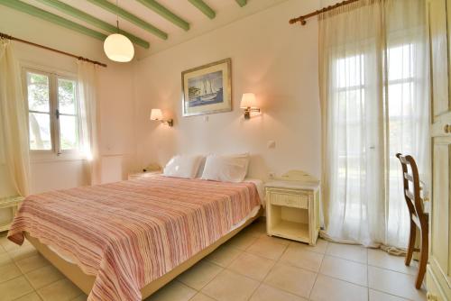 1 queen bed, 2 sofa beds