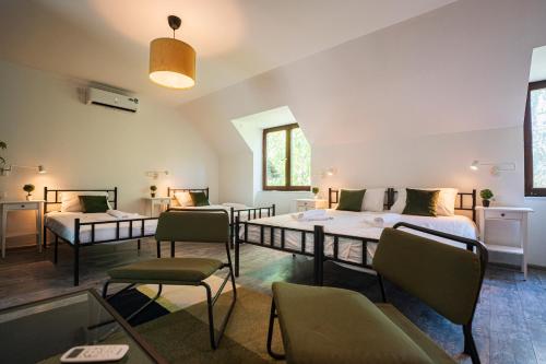 1 king bed, 4 twin beds