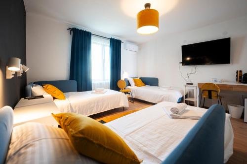 3 twin beds