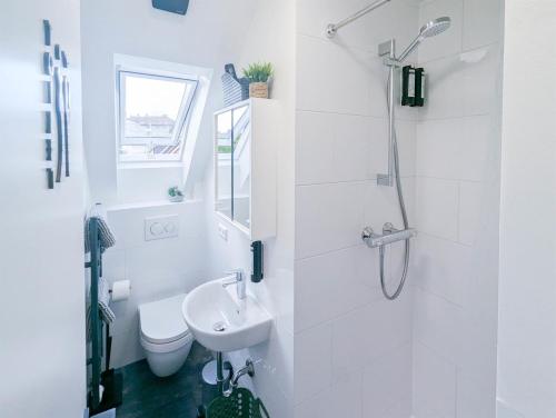 ALFA Stuttgart 3 Zimmer 6 Betten Apartment Wasen MercedesBenz MHP Arena l Bad I Küche l WIFI & SmartTV l 3BR & 6 Beds l Bathroom l Kitchen, Stuttgart (photo 7)