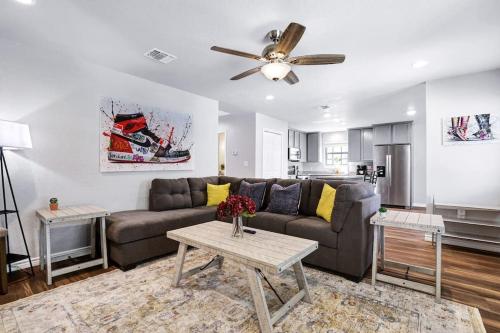 Sneaker themed house near Downtown SA with 3 king beds in San Antonio, USA