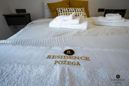 1 queen bed, 4 sofa beds