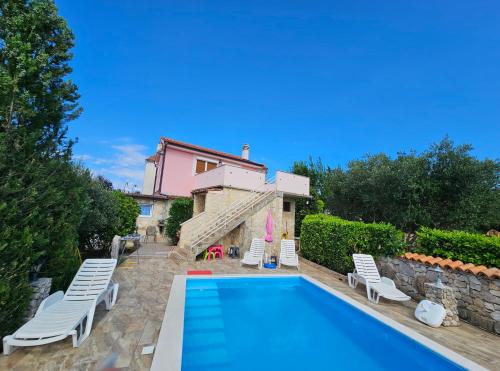 Holiday Home Villa Kate, with a private swimming pool and garden