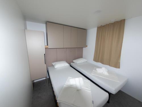 2 bedrooms, 4 beds