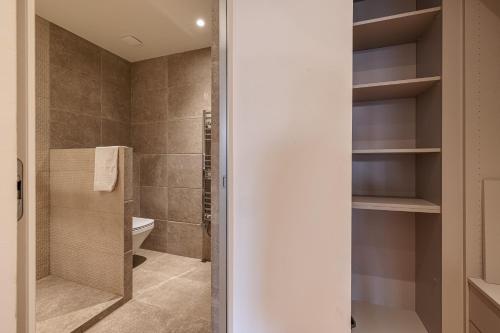 One-Bedroom Apartment image 9