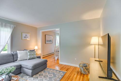Wakefield Escape Walk to Downtown and Near Beaches! in South Kingstown, USA