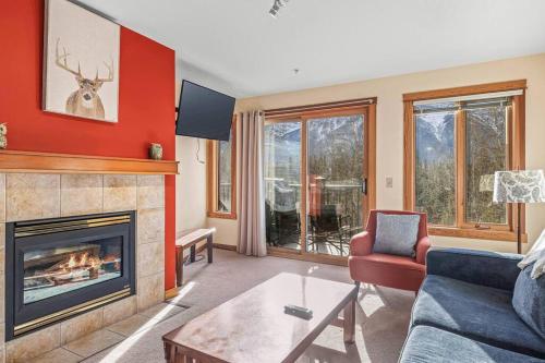 C303 Hidden Gem with MTN andCreek View, Quiet and Private