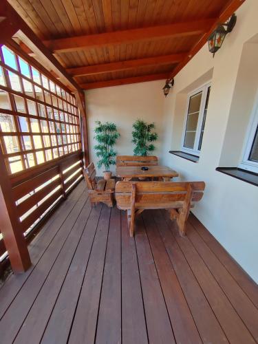 ระเบียง/ชานเรือน, Penzion Exotic in มาเรียนสเก้