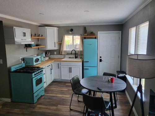 . New Modern oasis garden guesthouse in middle of Hobbs