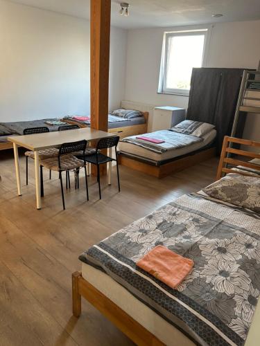 4 twin beds, 2 bunk beds