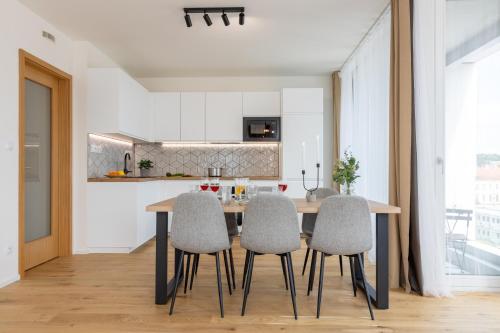 Prague Days - 2BDR Apt - Balcony - Garage Parking - Easy City Center Access, Прага (фото 4)