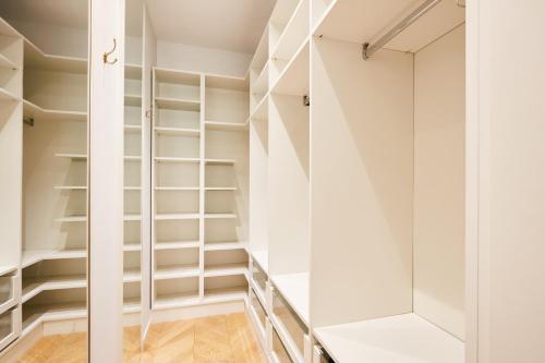 Dream Vatican Holidays - Marine & Vintage Cars - image 12